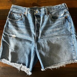Levi’s mid thigh 501 Jean shorts